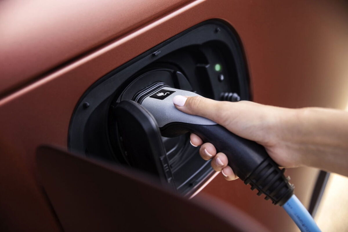 Plan Auto+: qué es, cuánto nos beneficia y todo lo que tienes que saber sobre la ayuda a la compra del coche eléctrico y PHEV